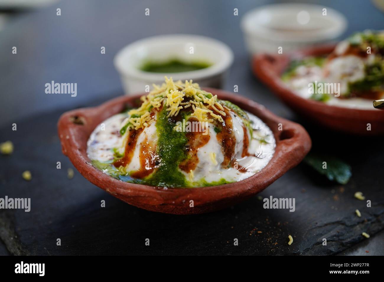 Hausgemachte Dahi Vada – nordindische Linsentrüppchen in Joghurt getränkt mit süßen und scharfen Chutneys Stockfoto