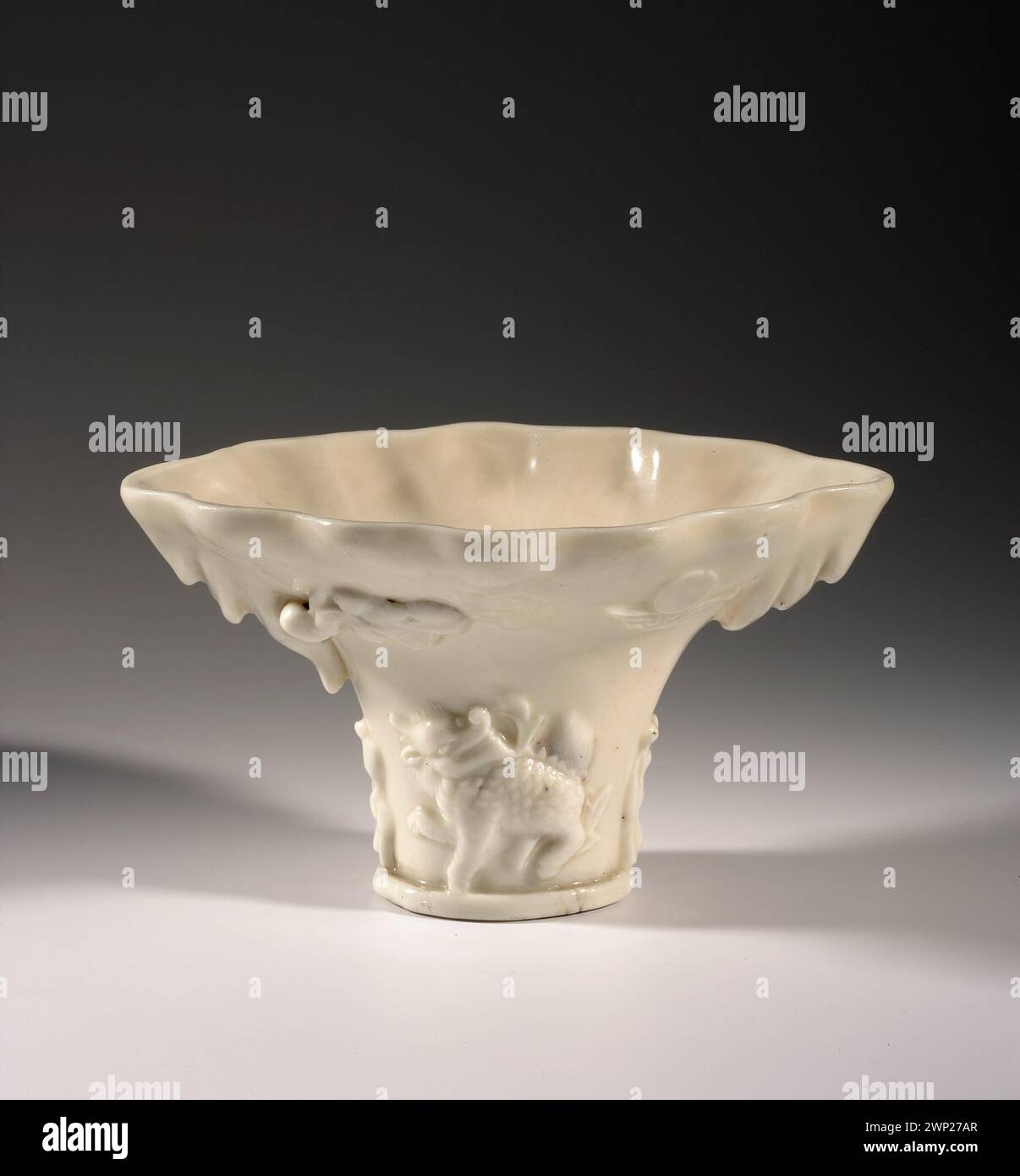 Chinesische Bibliotheksschale aus dem 18. Jahrhundert im Qing-Stil mit Blumen-, Fledermaus- und Einhornmotiven, hergestellt aus blanc de Chine Porzellan aus der Sammlung Bronisław und Elżbieta Minc, ursprünglich ein Geschenk. Stockfoto