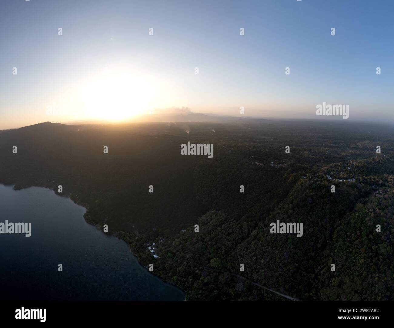 Touristische Unterscheidung in Nicaragua Landschaft Drohnenblick mit Lagune Kopierraum Stockfoto