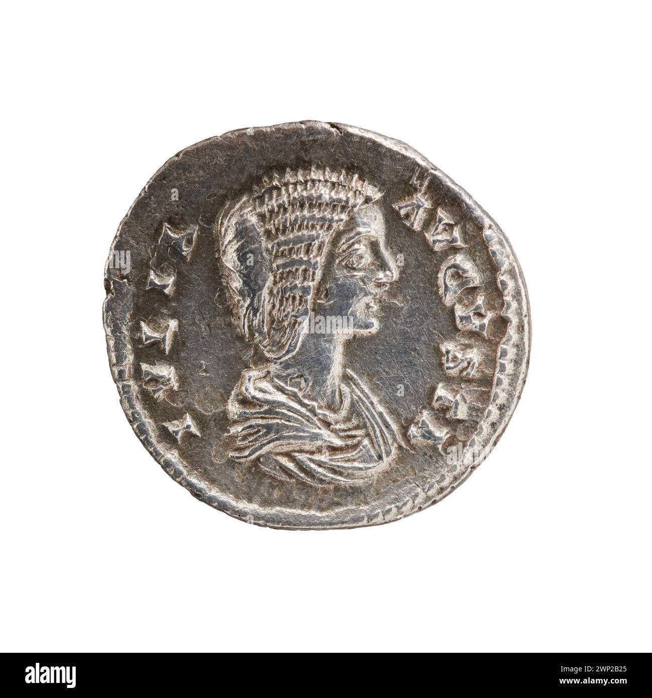 Silberdenar geprägt zwischen 198 und 209 n. Chr. während der Regierungszeit von Kaiserin Julia Domna, Ehefrau von Kaiser Septimius Severus. Auf der Vorderseite ist eine preisige, drapierte Büste von Julia Domna zu sehen, während die Rückseite Pietas links steht und über einem Altar opfert. Wiegt etwa 3,7 Gramm und hat einen Durchmesser von etwa 19 mm. Geprägt in der Münzstätte Rom. Stockfoto