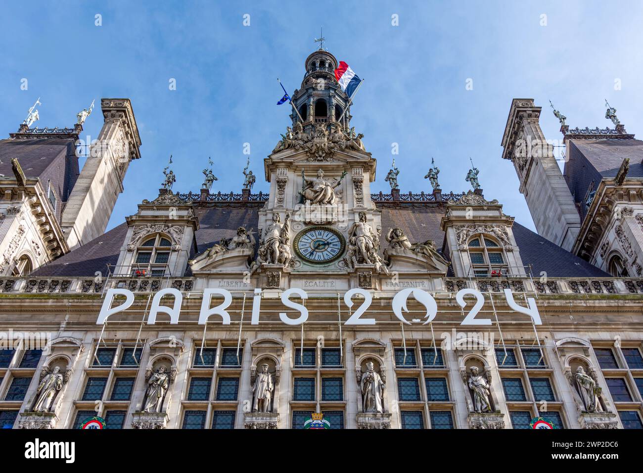 Fassade des Rathauses von Paris, Frankreich, dekoriert für die Olympischen und Paralympischen Spiele. Paris ist Austragungsort der Olympischen Sommerspiele 2024 Stockfoto