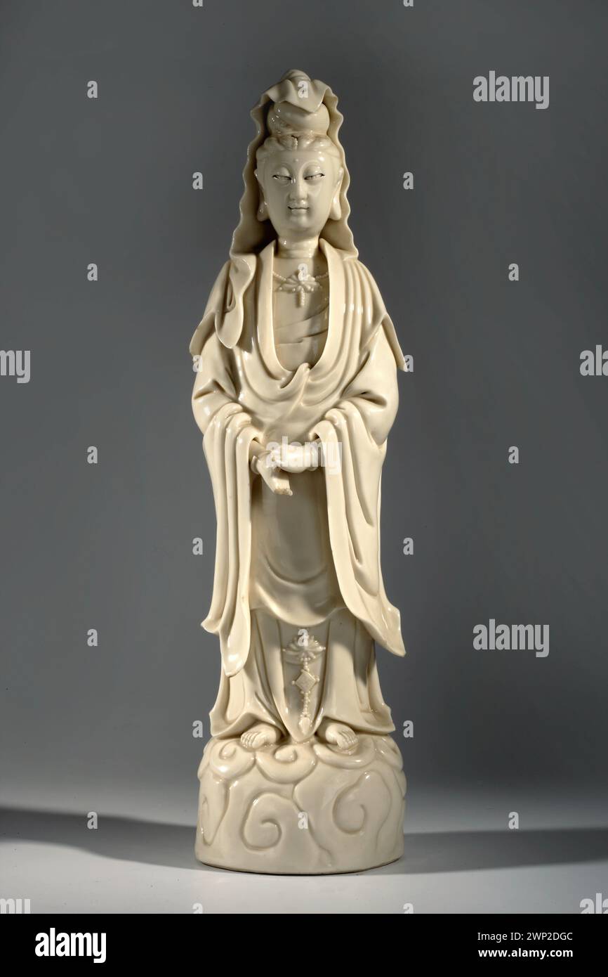 Eine Porzellanfigur aus dem 18. Jahrhundert von Bodhisattva Guanyin im Stil Blanc de Chine, die chinesische Kunsttraditionen der Qing-Dynastie widerspiegelt. Stockfoto