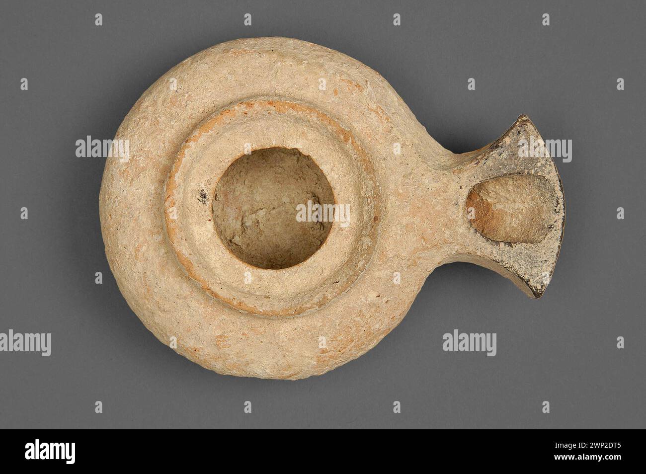 Olivenöllampe aus der herodischen Zeit aus Palästina des 1. Jahrhunderts, Teil von Janina Kleibers Sammlung antiker Kunst, die für die Beleuchtung von Haushalten verwendet wurde. Stockfoto