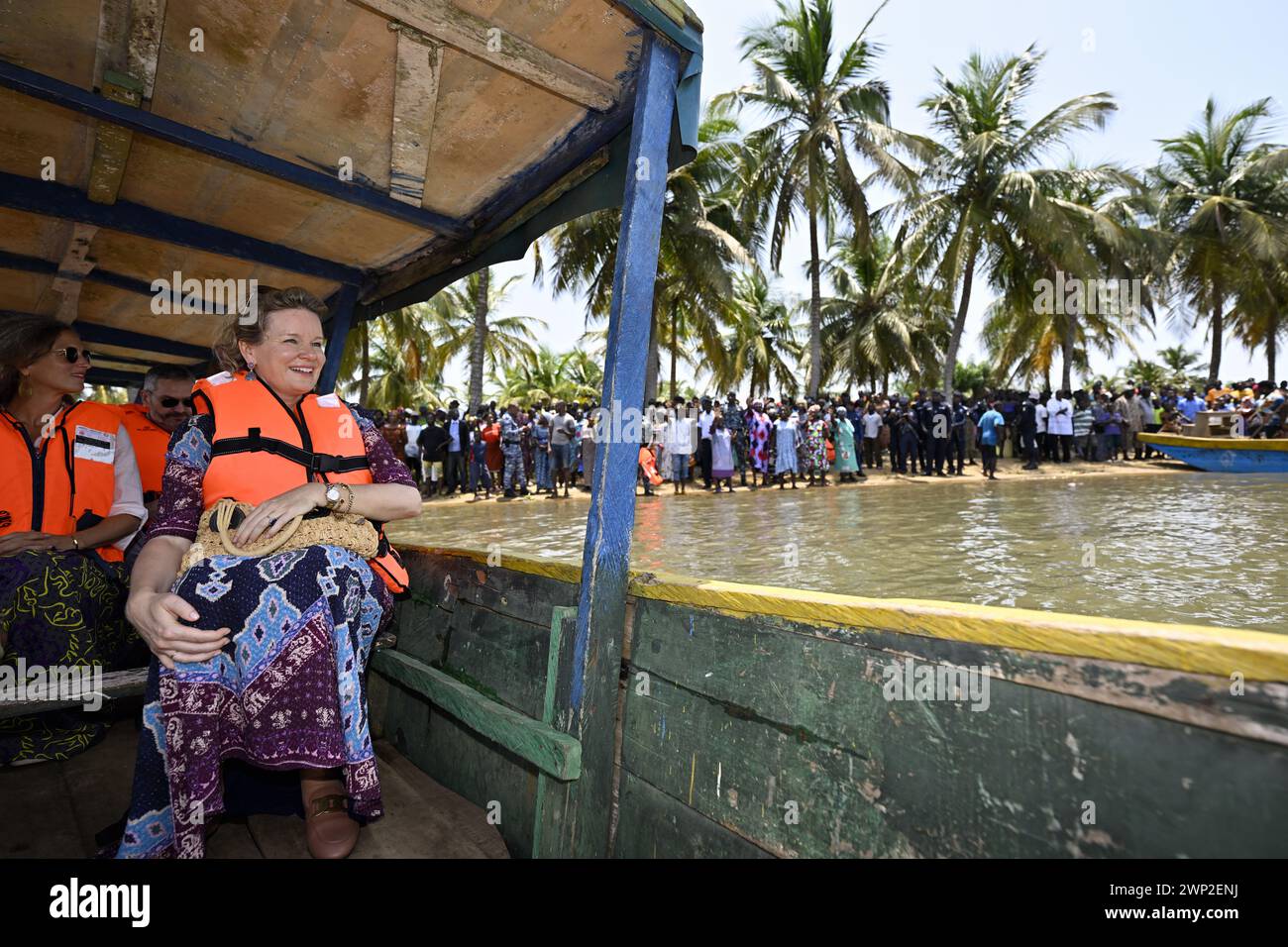 Abidjan, Elfenbeinküste. März 2024. Königin Mathilde von Belgien macht eine Bootsfahrt durch Mangroven, nach einem königlichen Besuch in Grand-Lahou, während eines königlichen Arbeitsbesuchs an der Elfenbeinküste am Dienstag, den 5. März 2024. Die Königin trifft sich mit den lokalen Fischergemeinden, die vom steigenden Meeresspiegel bedroht sind. Die Königin besucht Elfenbeinküste in ihrer Eigenschaft als Botschafterin für die Nachhaltigkeitsziele der Vereinten Nationen (UN). Quelle: Belga News Agency/Alamy Live News Stockfoto