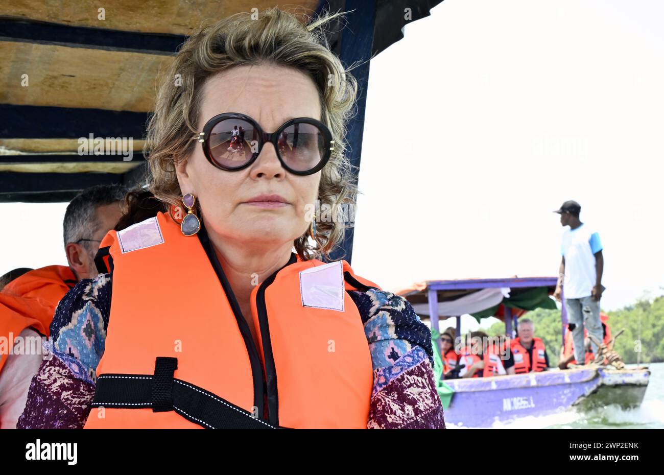 Abidjan, Elfenbeinküste. März 2024. Königin Mathilde von Belgien macht eine Bootsfahrt durch Mangroven, nach einem königlichen Besuch in Grand-Lahou, während eines königlichen Arbeitsbesuchs an der Elfenbeinküste am Dienstag, den 5. März 2024. Die Königin trifft sich mit den lokalen Fischergemeinden, die vom steigenden Meeresspiegel bedroht sind. Die Königin besucht Elfenbeinküste in ihrer Eigenschaft als Botschafterin für die Nachhaltigkeitsziele der Vereinten Nationen (UN). Quelle: Belga News Agency/Alamy Live News Stockfoto