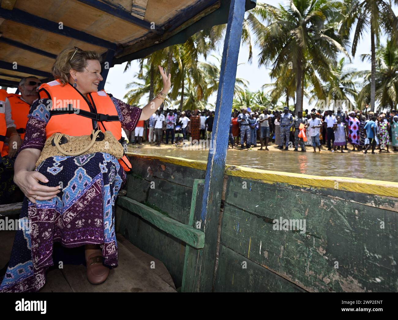 Abidjan, Elfenbeinküste. März 2024. Königin Mathilde von Belgien macht eine Bootsfahrt durch Mangroven, nach einem königlichen Besuch in Grand-Lahou, während eines königlichen Arbeitsbesuchs an der Elfenbeinküste am Dienstag, den 5. März 2024. Die Königin trifft sich mit den lokalen Fischergemeinden, die vom steigenden Meeresspiegel bedroht sind. Die Königin besucht Elfenbeinküste in ihrer Eigenschaft als Botschafterin für die Nachhaltigkeitsziele der Vereinten Nationen (UN). Quelle: Belga News Agency/Alamy Live News Stockfoto