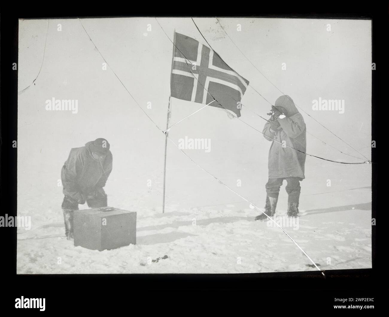 Roald Amundsen nimmt die Höhe der Sonne und Helmer Hanssen überprüft den künstlichen Horizont am Südpol. Dezember 1911 Stockfoto