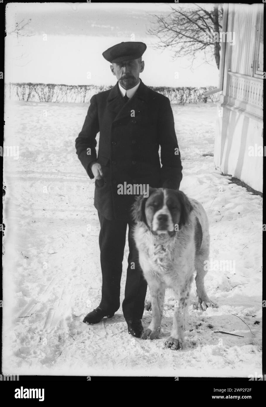 Porträt des Polarforschers Roald Amundsen im Schnee mit seinem Hund, 1910 Stockfoto