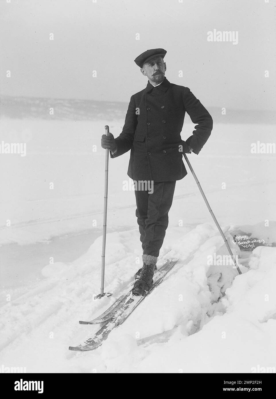 Porträt des Polarforschers Roald Amundsen auf Skiern im Schnee 1909 Stockfoto