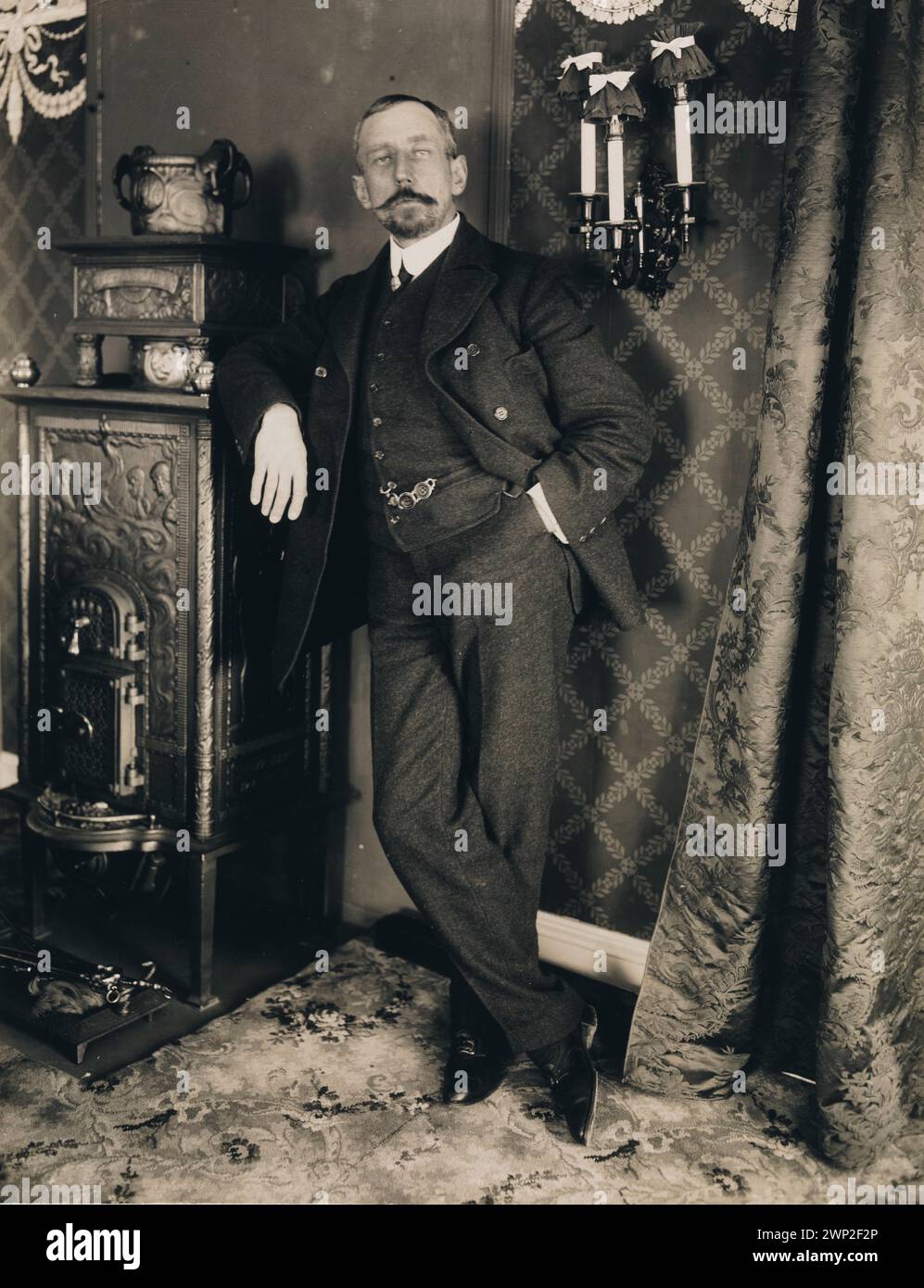Porträt des Polarforschers Roald Amundsen, im Anzug stehend im Salon. 1909 Stockfoto