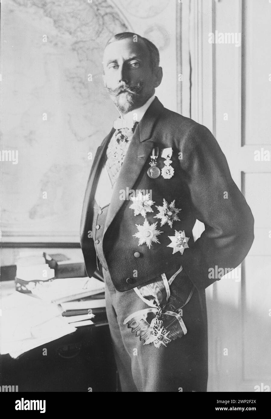 Porträt des Polarforschers Roald Amundsen nach seiner Rückkehr aus der Nordwestpassage 1906, der mit seinen Medaillen posierte Stockfoto