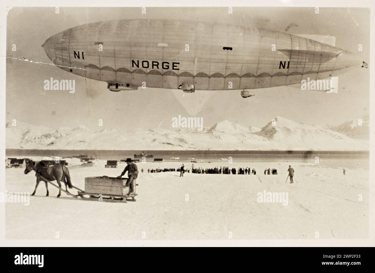 "Norwegen", Luftschiff Amundsen, über NY-Ålesund bei Abfahrt zum Nordpol. Mai 1926 Stockfoto