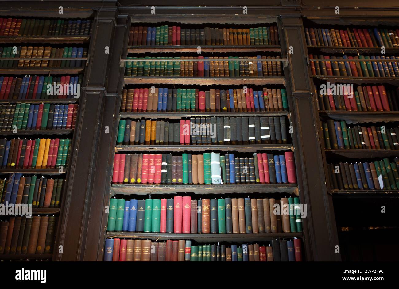 Bücher in Regalen der 1806 gegründeten Portico Library in der Mosley Street in Manchester. Die Bibliothek, bei der es sich um eine unabhängige Abonnementbibliothek handelt Stockfoto