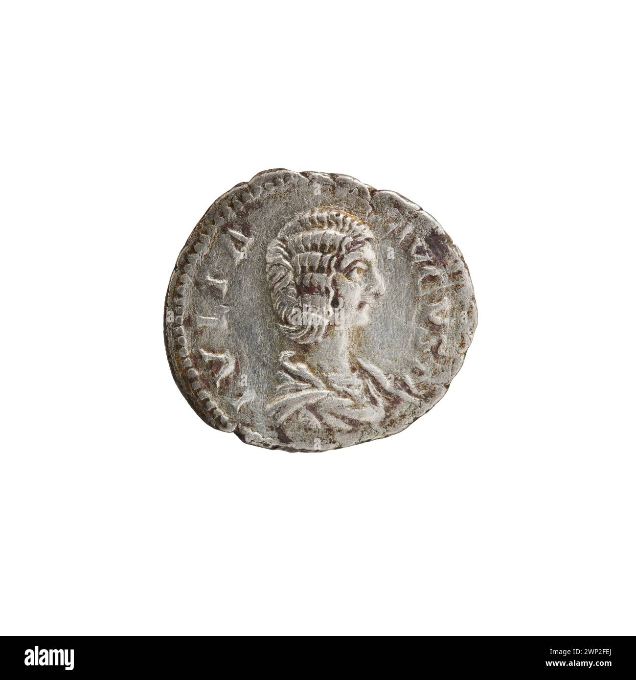 Silberdenar geprägt zwischen 198 und 209 n. Chr. während der Regierungszeit von Kaiserin Julia Domna, Ehefrau von Kaiser Septimius Severus. Auf der Vorderseite ist eine preisige, drapierte Büste von Julia Domna zu sehen, während die Rückseite Pietas links steht und über einem Altar opfert. Wiegt etwa 3,7 Gramm und hat einen Durchmesser von etwa 19 mm. Geprägt in der Münzstätte Rom. Stockfoto