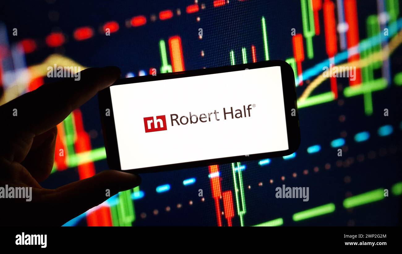 Konskie, Polen – 03. März 2024: Firmenlogo von Robert Half International Inc. Auf dem Mobiltelefon Stockfoto