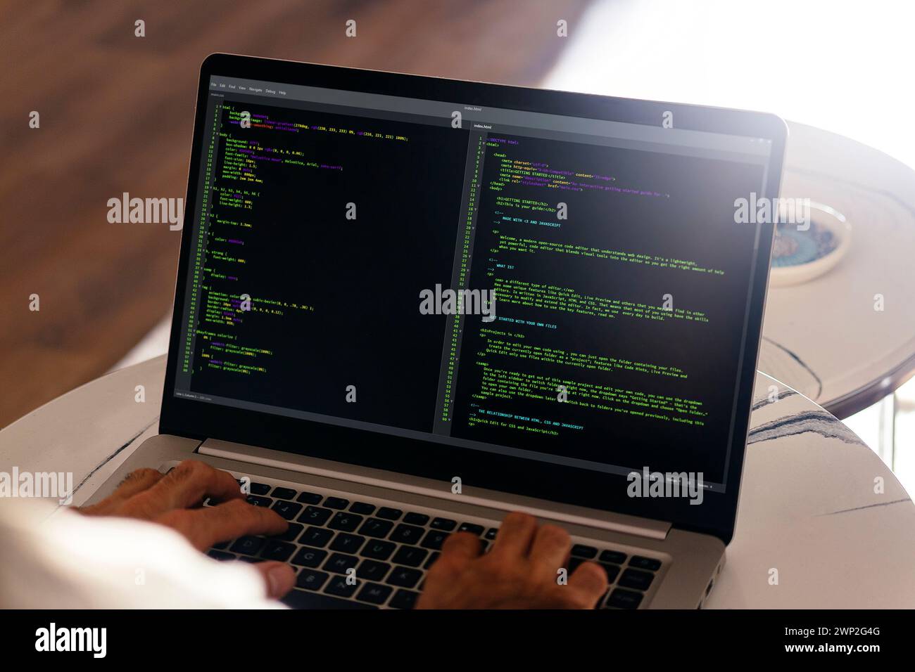 Programmierer, der HTML-javascript-Code in einen Laptop schreibt. Nahansicht. Stockfoto