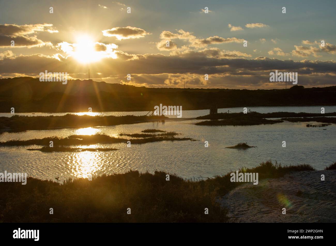 12. Januar 2024 - Italien, Sassari, Sardinien, Porto Torres Sonnenuntergang in Stintino, Region Saline. Stockfoto