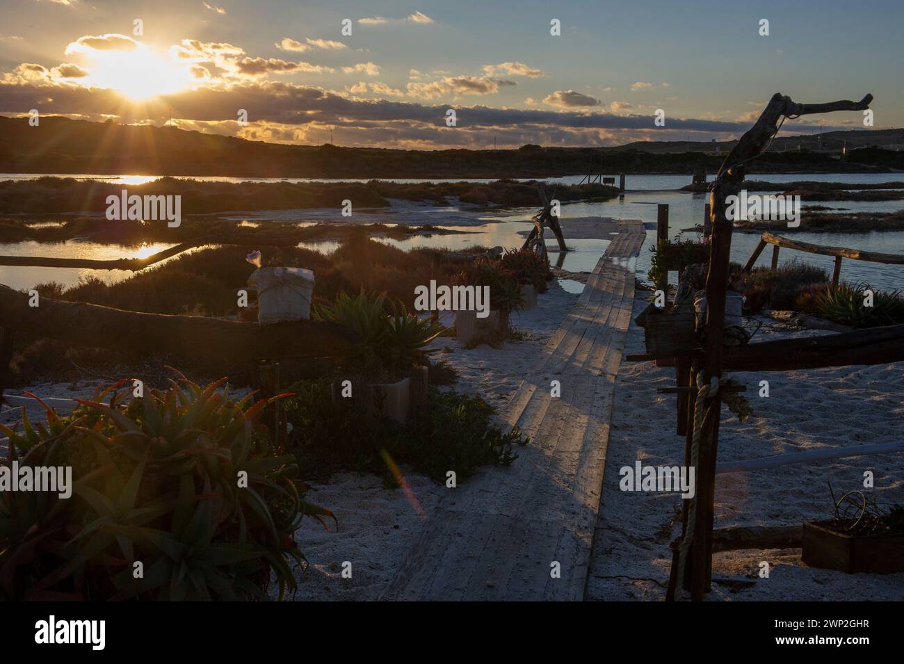 12. Januar 2024 - Italien, Sassari, Sardinien, Porto Torres Sonnenuntergang in Stintino, Region Saline. Stockfoto