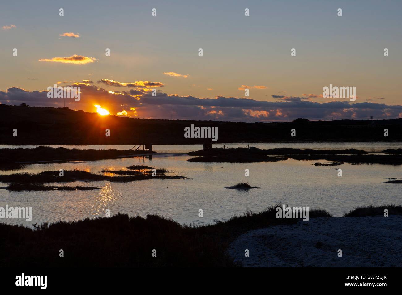 12. Januar 2024 - Italien, Sassari, Sardinien, Porto Torres Sonnenuntergang in Stintino, Region Saline. Stockfoto