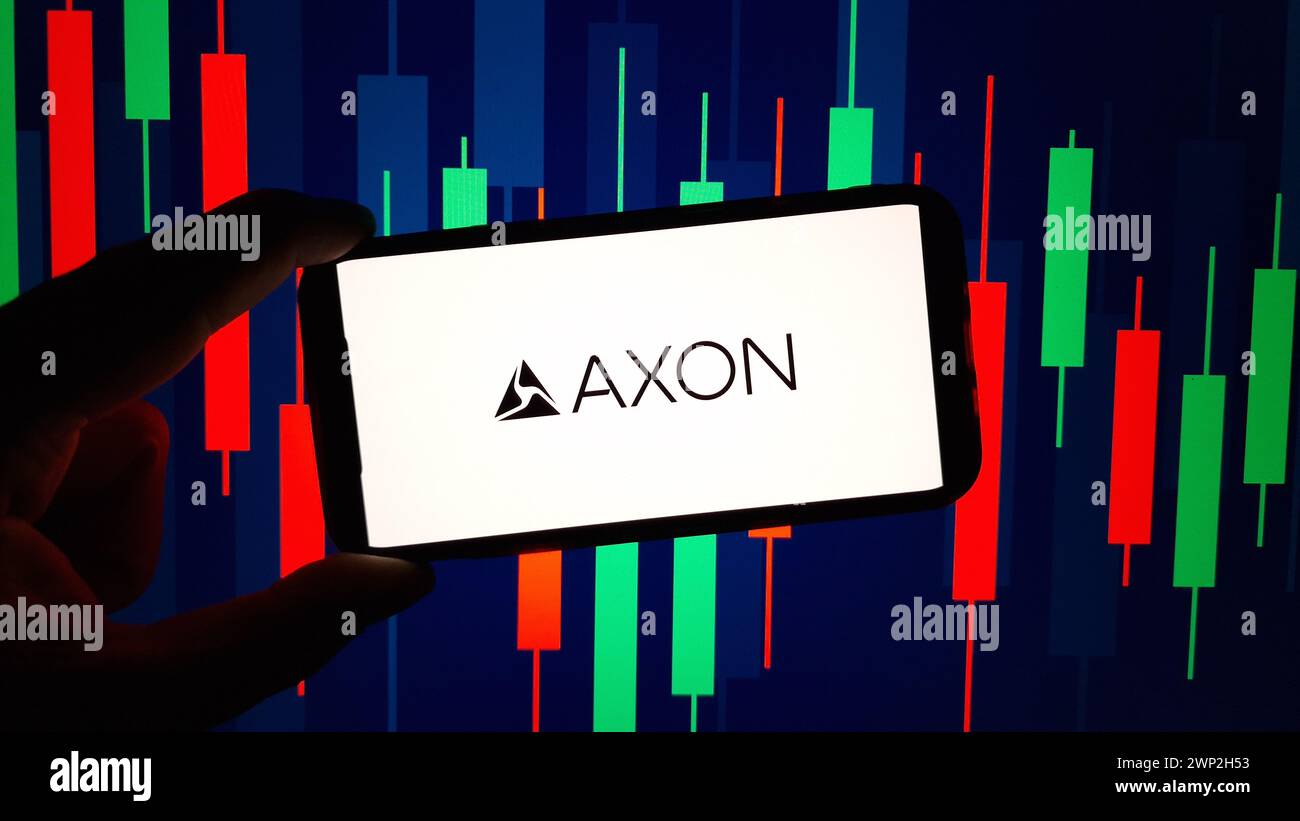 Konskie, Polen – 03. März 2024: Firmenlogo von Axon Enterprise auf dem Mobiltelefon Stockfoto