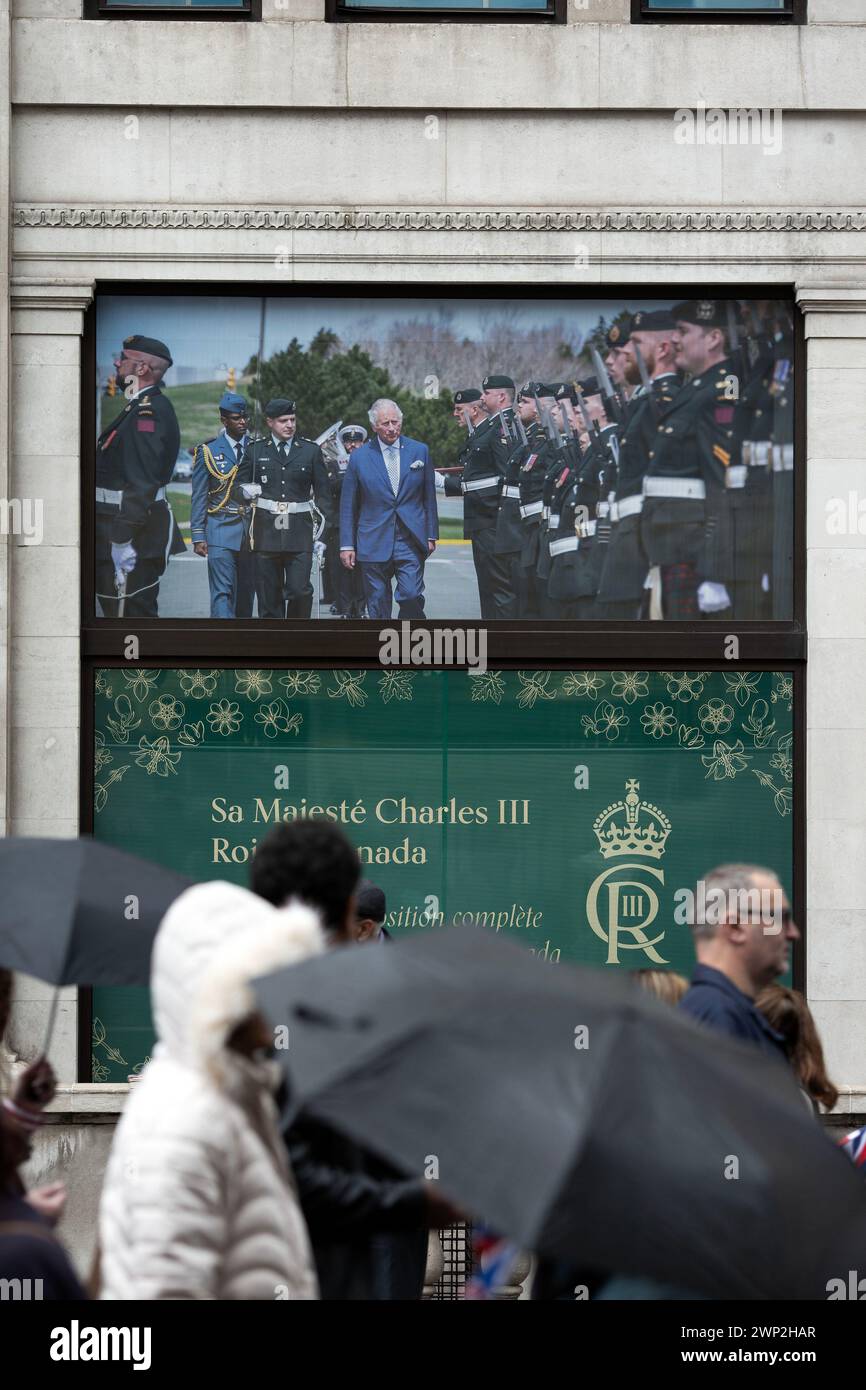 Die Menschen versammeln sich, um die Krönung von König Karl III. In London zu sehen. Stockfoto