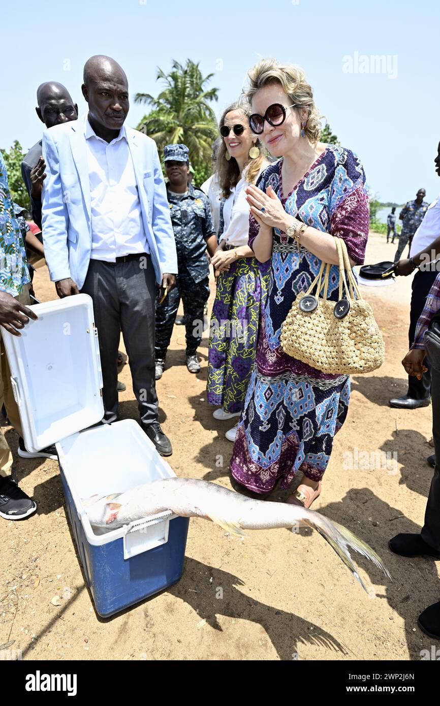 Abidjan, Elfenbeinküste. März 2024. Königin Mathilde von Belgien, fotografiert während eines königlichen Besuchs in Grand-Lahou und seinem Friedhof, während eines königlichen Arbeitsbesuchs in der Elfenbeinküste, Dienstag, den 05. März 2024. Die Königin trifft sich mit den lokalen Fischergemeinden, die vom steigenden Meeresspiegel bedroht sind. Die Königin besucht Elfenbeinküste in ihrer Eigenschaft als Botschafterin für die Nachhaltigkeitsziele der Vereinten Nationen (UN). Quelle: Belga News Agency/Alamy Live News Stockfoto