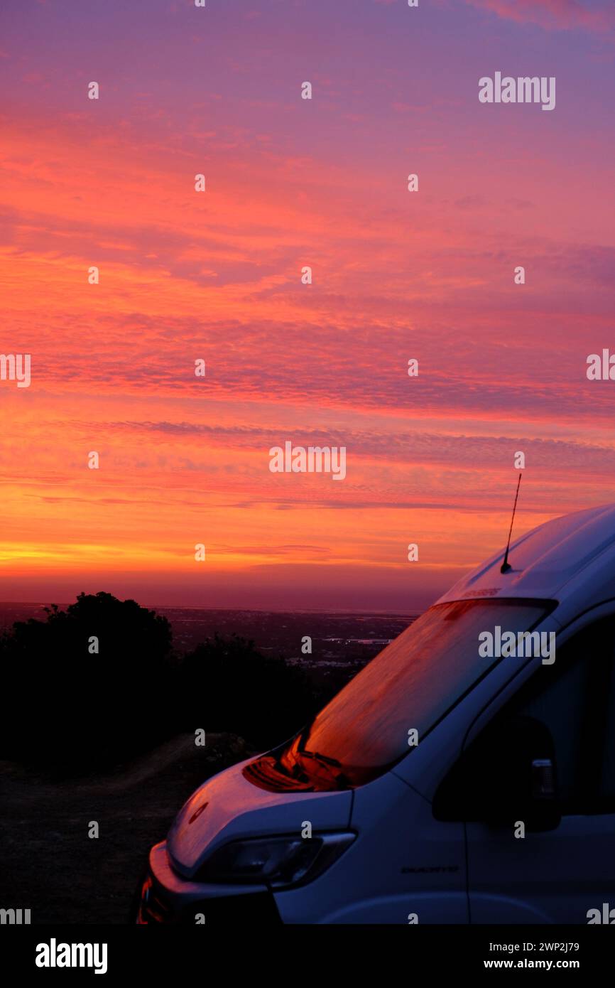 Entdecken Sie die Schönheit Portugals, wo jede Ecke ein neues Abenteuer bietet. Reisen ist nicht nur eine Reise, sondern auch eine Entdeckung von Geschichte und Erinnerungen. Stockfoto