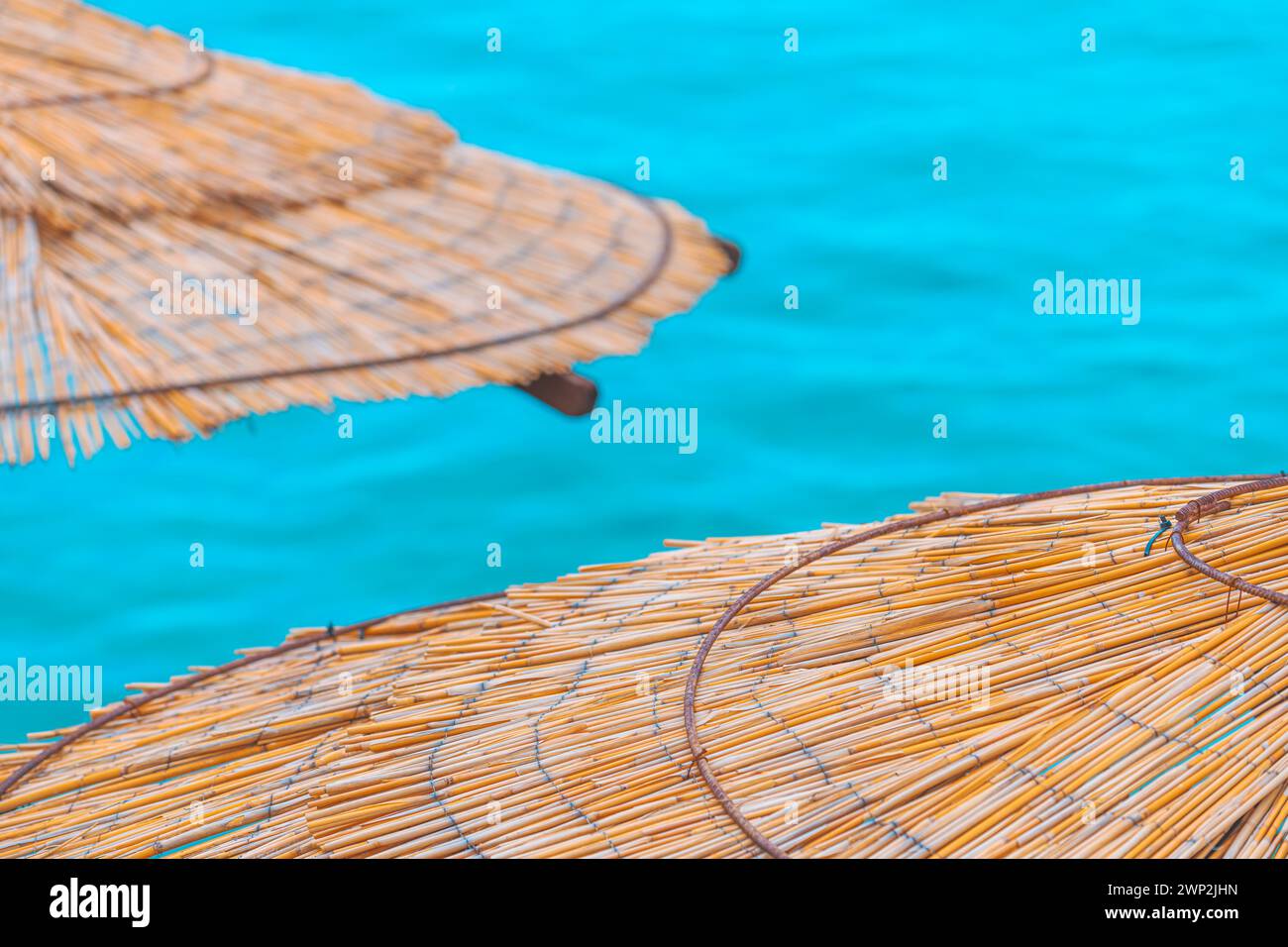 Palapa Schilf Strandschirme am Meer, selektiver Fokus Stockfoto