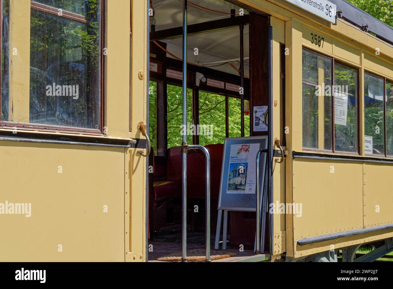Kleinmachnow, Deutschland - 6. Mai 2018: Außenaufnahme einer historischen deutschen Straßenbahn aus dem Jahr 1929. Stockfoto