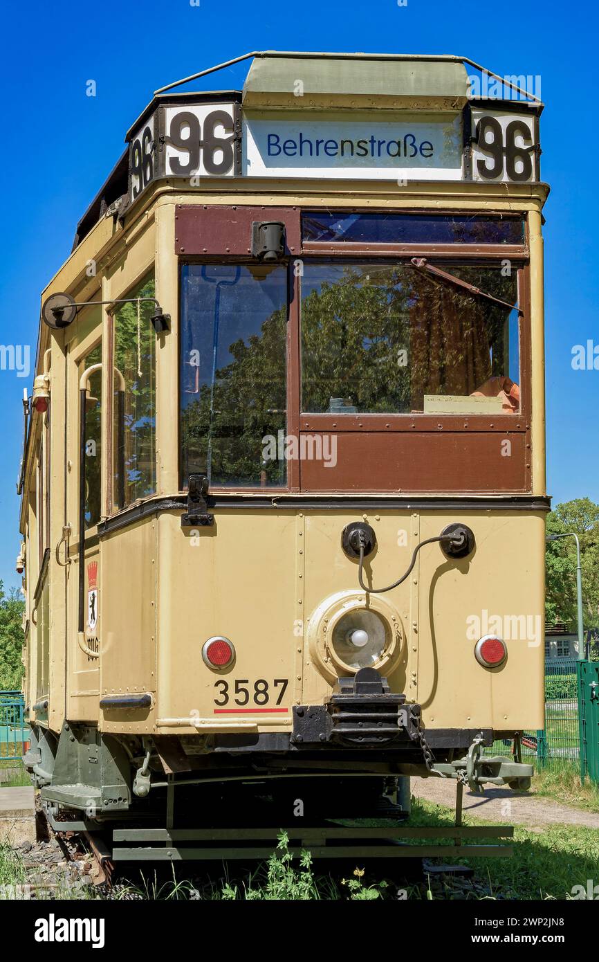 Kleinmachnow, Deutschland - 6. Mai 2018: Außenaufnahme einer historischen deutschen Straßenbahn aus dem Jahr 1929. Stockfoto