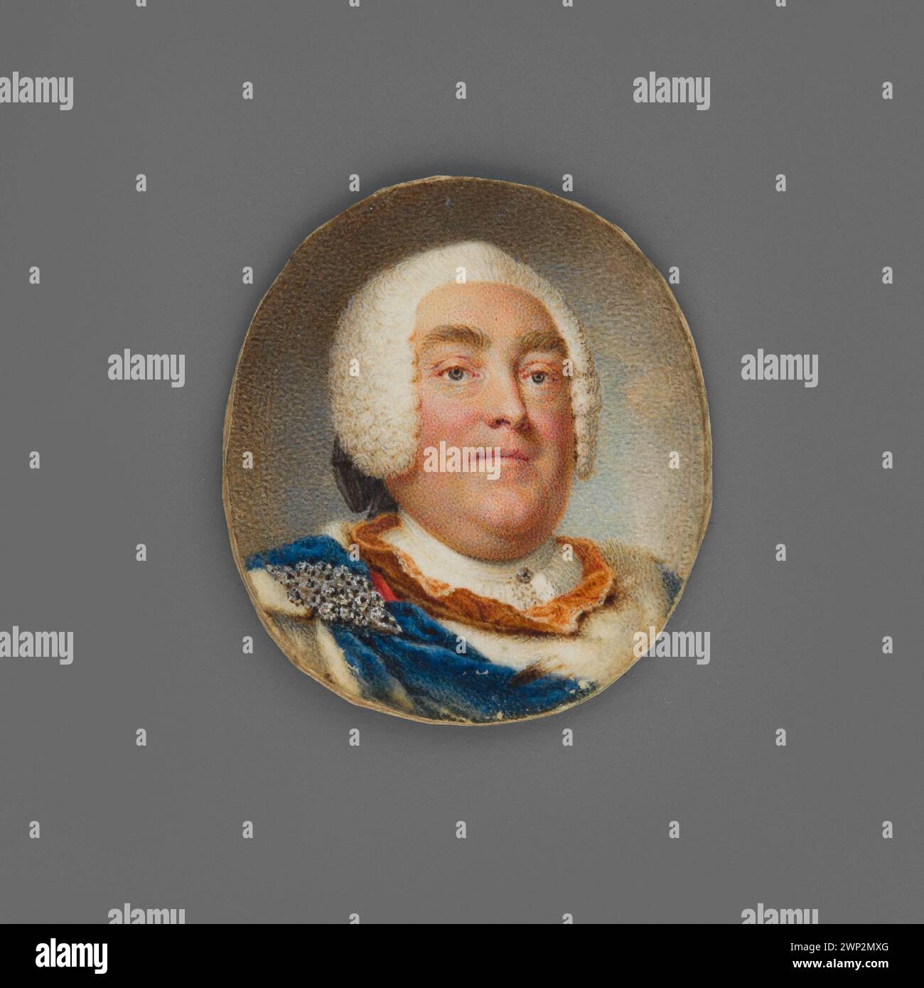 Porträt von König August III. Von Polen (1696–1765) in Krönungsgewand und Rüstung, gemalt von Pietro Rotari um 1750, zeigt eine Dreiviertelansicht des Herrschers, Teil ausländischer Miniatursammlungen. Stockfoto