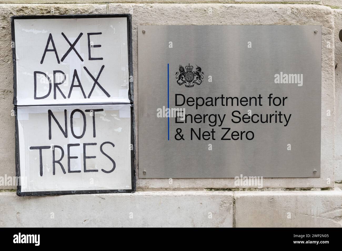 London, Großbritannien. 5. März 2024. Umweltaktivisten protestieren vor dem Department for Energy Security and Net Zero (DESNZ) gegen die Pläne der Regierung, weitere öffentliche Subventionen für die Baumverbrennungskraftwerke Drax in Yorkshire und Lynemouth in Northumberland zu gewähren. Das ehemalige Kohlekraftwerk Drax, das bereits umfangreiche öffentliche Zuschüsse erhält, verbrennt importierte Holzpellets, auch von Bäumen, die in alten Primärwäldern gefällt wurden, und ist einer der größten CO2- und Feinstaubemittenten (PM10) im Vereinigten Königreich. Kritiker bestreiten auch seinen Anspruch, eine "erneuerbare" Energiequelle zu sein. Stockfoto