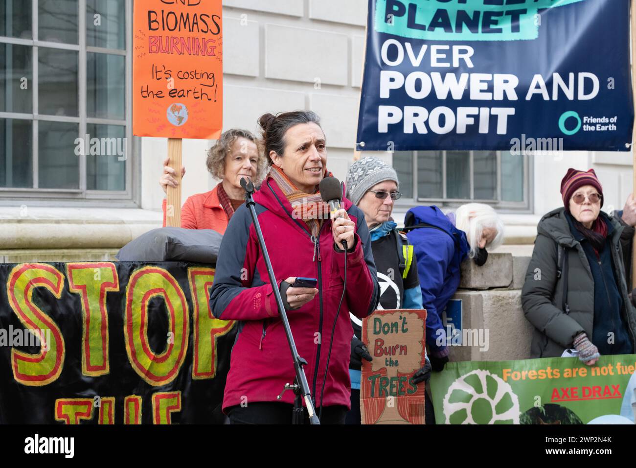 London, Großbritannien. 5. März 2024. Ein Sprecher von Money Rebellion spricht Umweltaktivisten an, die vor dem Department for Energy Security and Net Zero (DESNZ) gegen die Pläne der Regierung protestieren, weitere öffentliche Subventionen für die Baumverbrennungskraftwerke Drax in Yorkshire und Lynemouth in Northumberland zu gewähren. Das ehemalige Kohlekraftwerk Drax, das bereits umfangreiche öffentliche Zuschüsse erhält, verbrennt importierte Holzpellets, auch von Bäumen, die in alten Primärwäldern gefällt wurden, und ist einer der größten CO2- und Feinstaubemittenten (PM10) im Vereinigten Königreich. Stockfoto