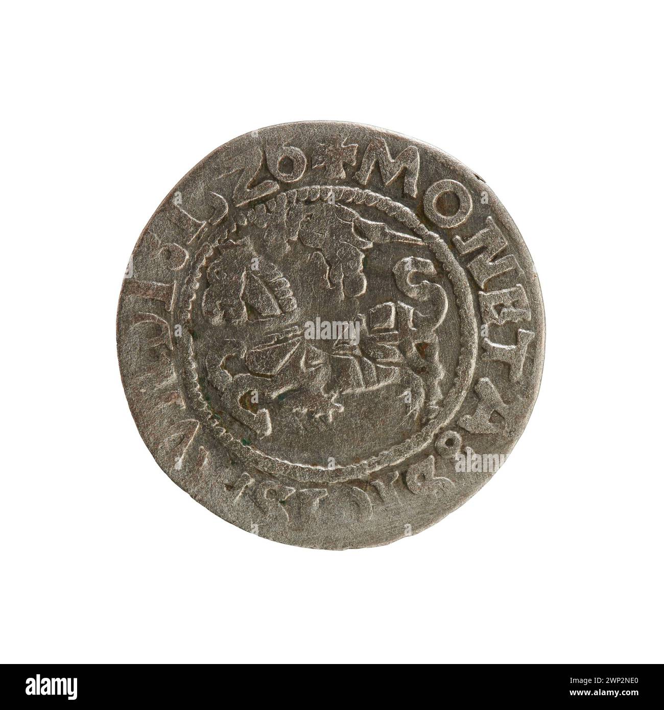 Dieser litauische Pfennig wurde 1526 während der Regierungszeit von König Sigismund I. dem Alten Polen geprägt. Die Münze zeigt den Namen und Titel des Königs sowie das Jahr der Prägung. Es ist Teil der frühen Münzserie, die während seiner Herrschaft ausgegeben wurde. Stockfoto