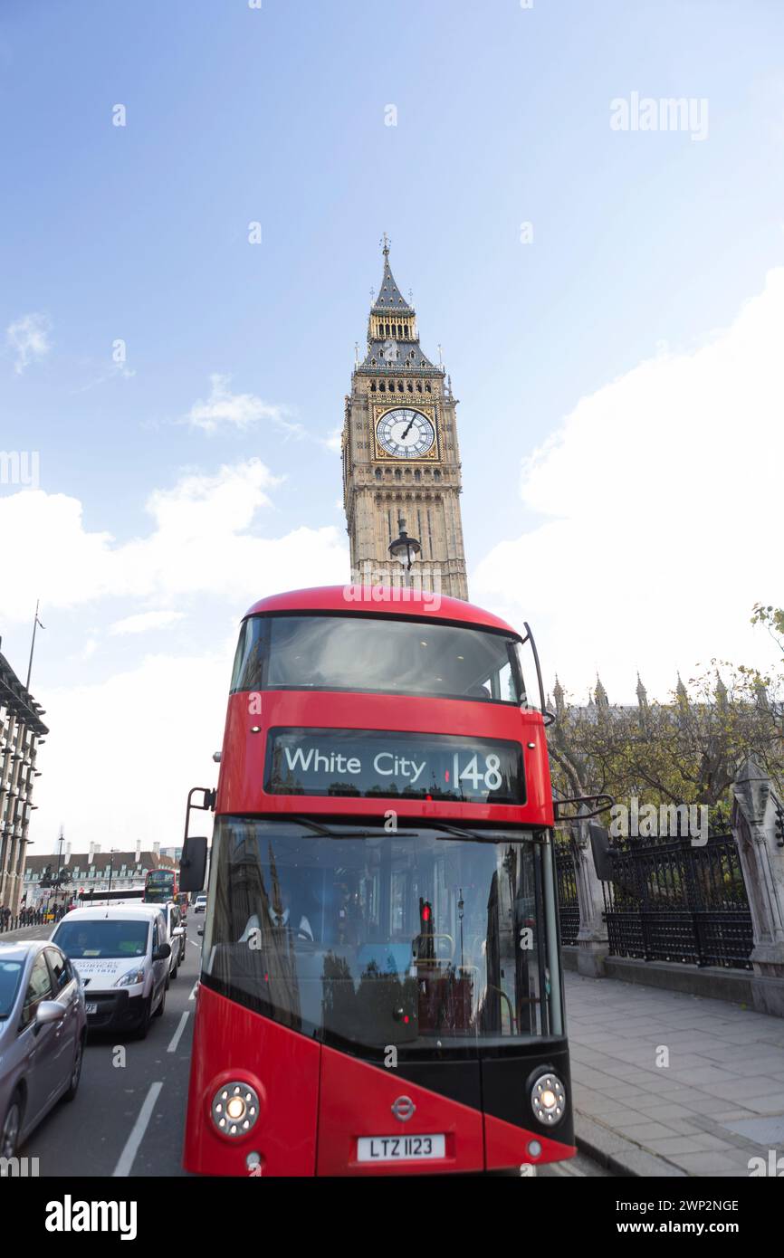 UK, London, Westminster Bridge mit rotem Bus und Big ben. Stockfoto