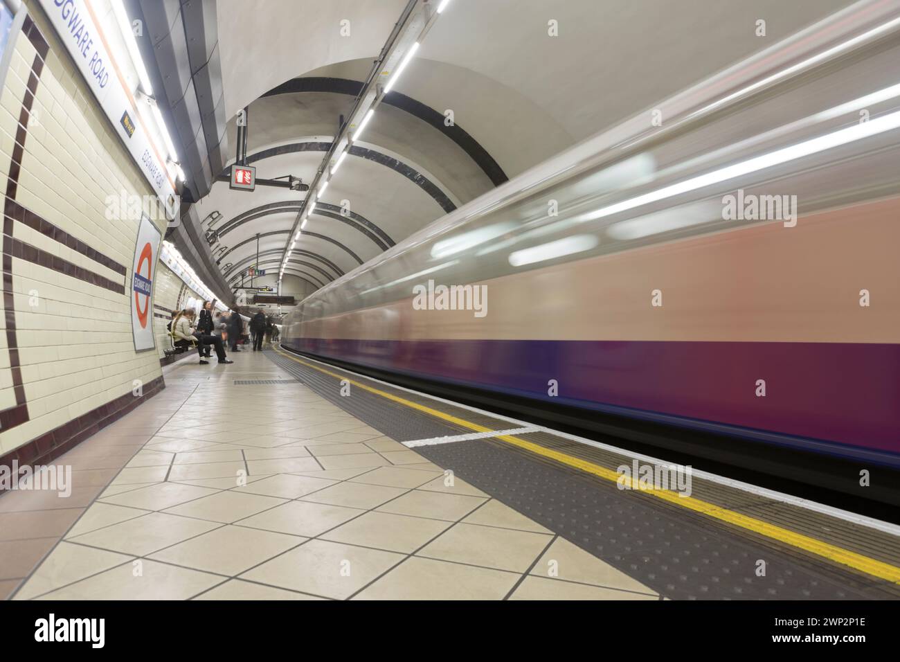 Großbritannien, London, Green Park, U-Bahn-Station mit fahrender U-Bahn. Stockfoto