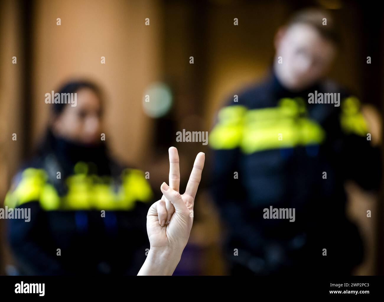 Den Haag, Niederlande. März 2024. DEN HAAG - Pro-palästinensische Demonstranten im Repräsentantenhaus. Die Fragestunde im Repräsentantenhaus wurde dreimal kurz unterbrochen, weil sich Demonstranten für die Palästinenser im Gazastreifen einsetzten. ANP SEM VAN DER WAL niederlande Out - belgien Out Credit: ANP/Alamy Live News Stockfoto