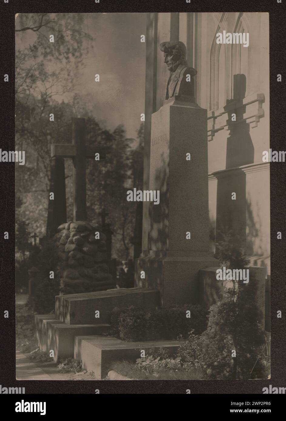 Eine Fotografie des Lelewel-Monuments auf dem Rossa-Friedhof in Vilnius, aufgenommen von Jan Bułhak um 1934, die Gedenkskulpturen und das kulturelle Erbe zeigt. Stockfoto