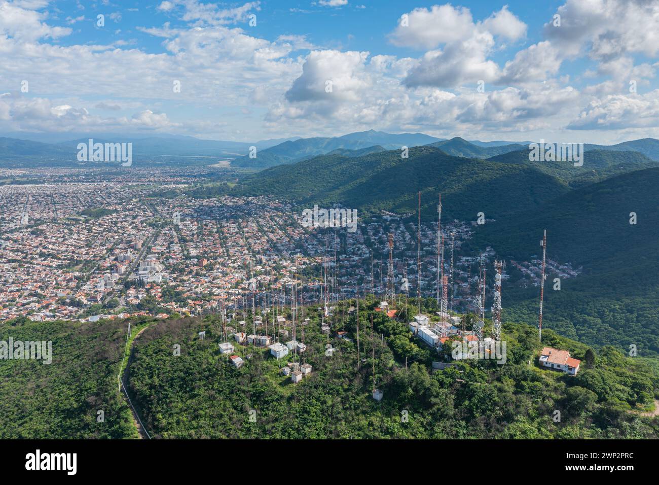 Antennen auf dem Hügel 20 de Febrero in der Stadt Salta Argentina.​ Stockfoto