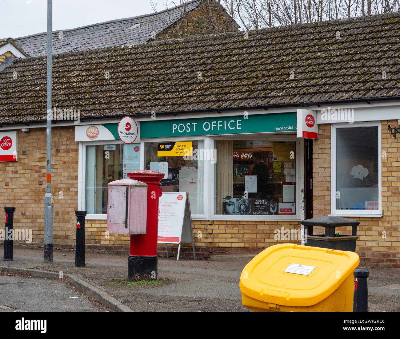 Außenansicht eines Postamtes im Dorf Hardingstone, Northampton, Großbritannien Stockfoto