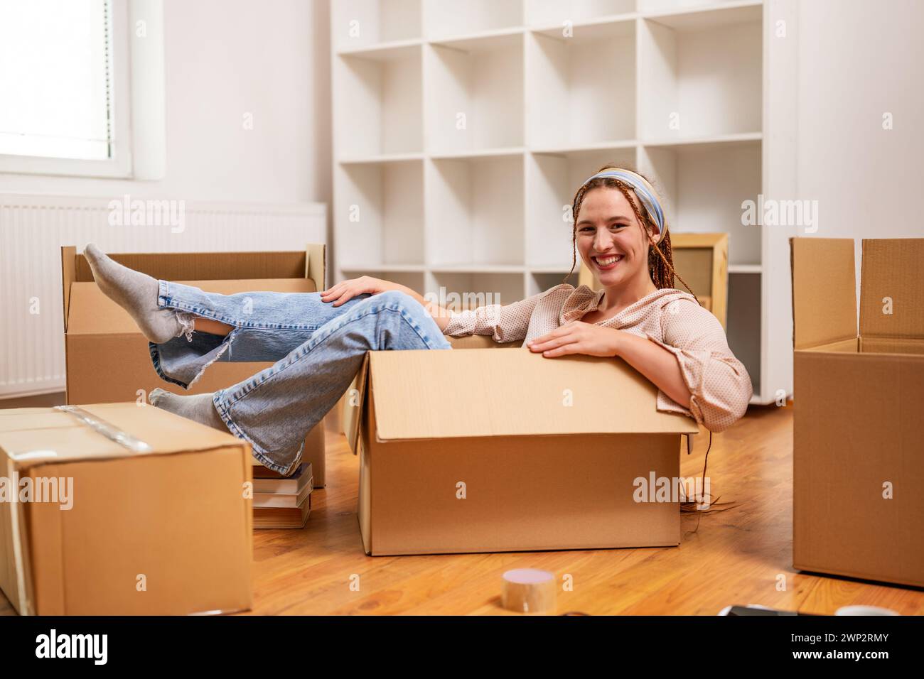 Glückliche Frau Spaß beim Umzug in neue Wohnung. Stockfoto