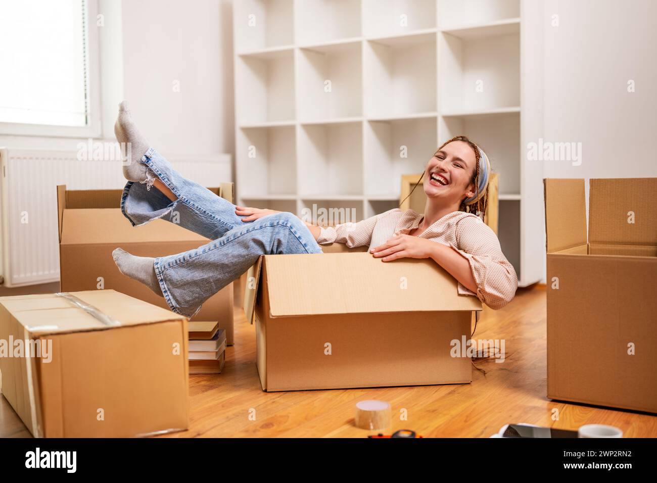 Glückliche Frau Spaß beim Umzug in neue Wohnung. Stockfoto