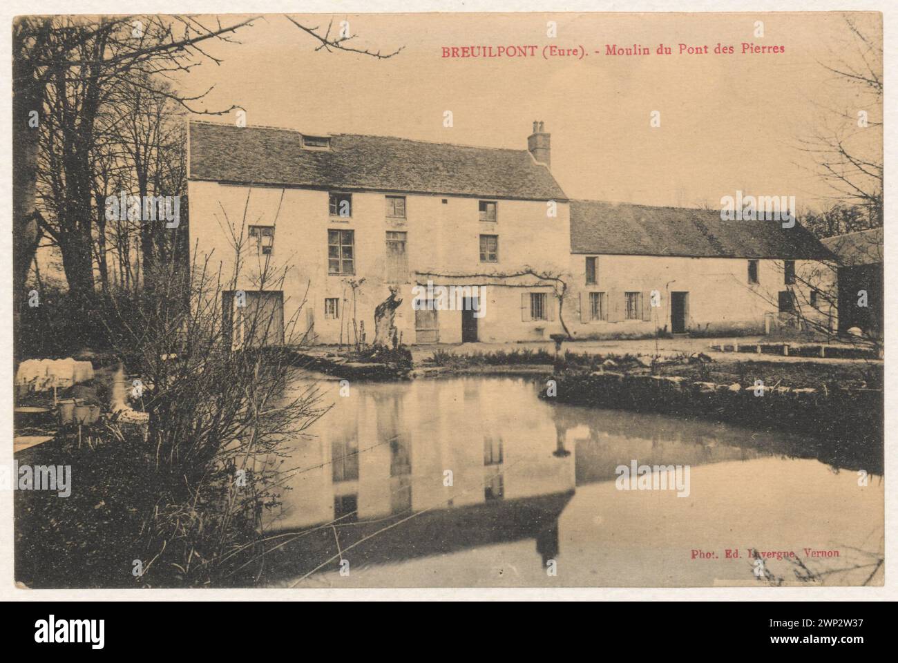 Diese Postkarte, die Tadeusz Makowski (1882–1932) am 12. Juni 1927 aus Breuilpont, Frankreich, verschickt hat, ist an Maria Mickiewiczówna (1868–1952) gerichtet und enthält Verweise auf die französische Architektur. Stockfoto