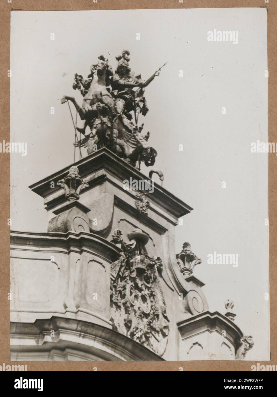 Fragmentansicht der Kuppel und des nahegelegenen Flusses am Jurarat der Erzkathedrale in Lemberg, zwischen 1915 und 1927 aufgenommen. Stockfoto