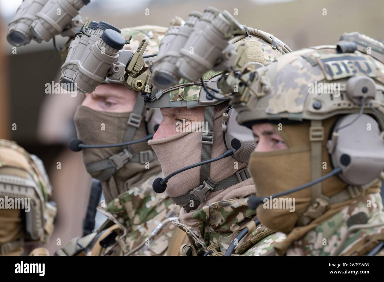 Calw, Deutschland. März 2024. Mitglieder des Sonderkommandos (KSK) stehen bei einem Besuch von Bundeskanzler Scholz beim KSK zusammen. Quelle: Marijan Murat/dpa/Alamy Live News Stockfoto