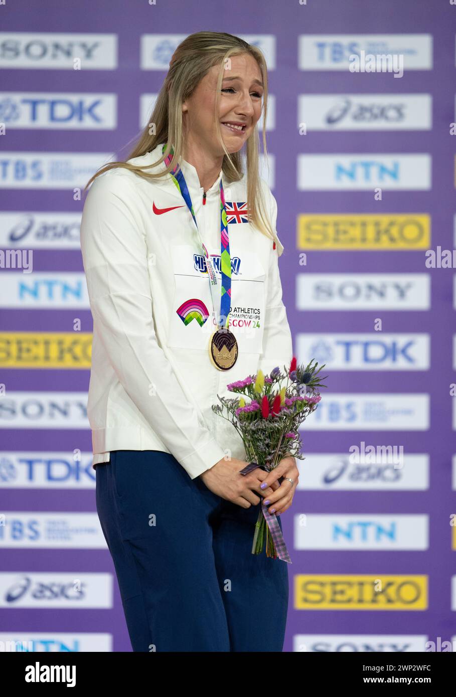 Eine kleine Träne von Molly Caudery aus Großbritannien während der Goldmedaillenzeremonie im Pole Vault-Finale bei den Leichtathletik-Hallenweltmeisterschaften, Stockfoto