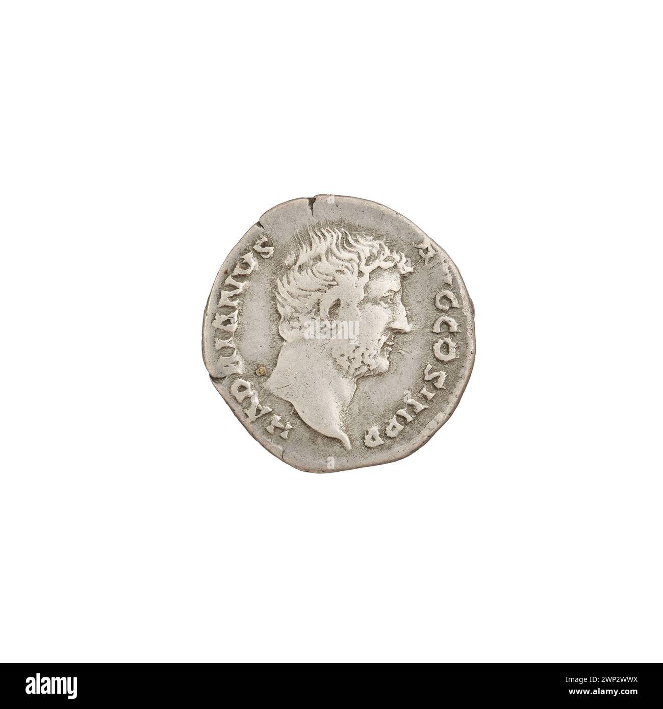 Ein römischer Denar, ausgestellt 134–138 n. Chr. unter Hadrian, stellt Pietas mit Köpfen und Altären dar, die römische Münzprägung und religiöse Ikonographie des 2. Jahrhunderts widerspiegeln. Stockfoto