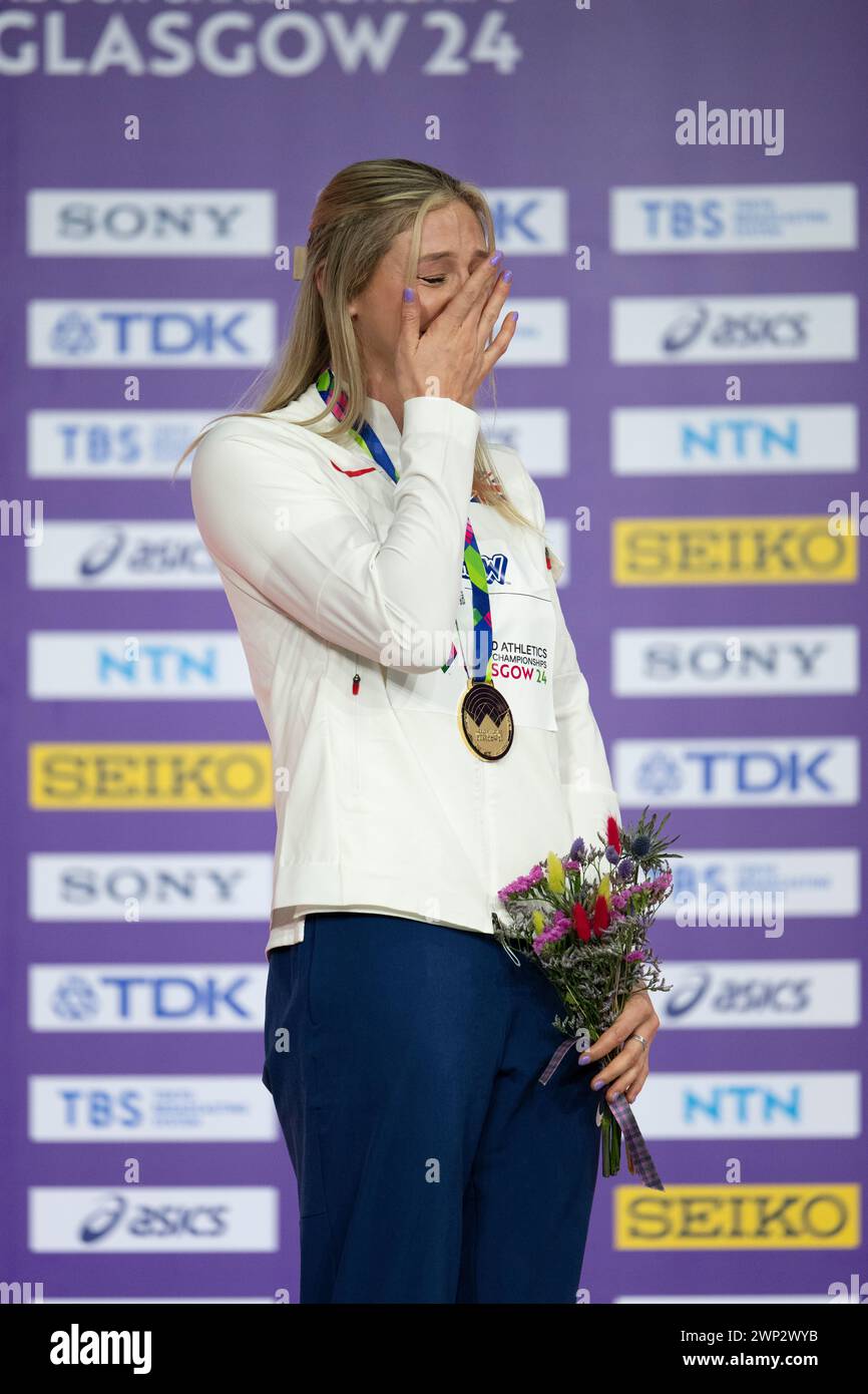 Eine kleine Träne von Molly Caudery aus Großbritannien während der Goldmedaillenzeremonie im Pole Vault-Finale bei den Leichtathletik-Hallenweltmeisterschaften, Stockfoto
