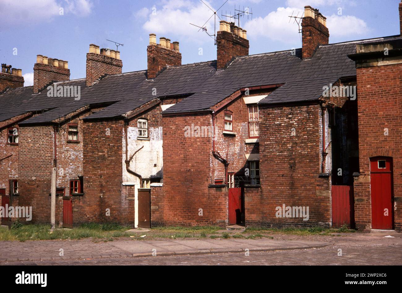 Hinterhöfe alter Reihenhäuser in Hulme in Manchester, Juni 1970 Foto: Henshaw Archive Stockfoto