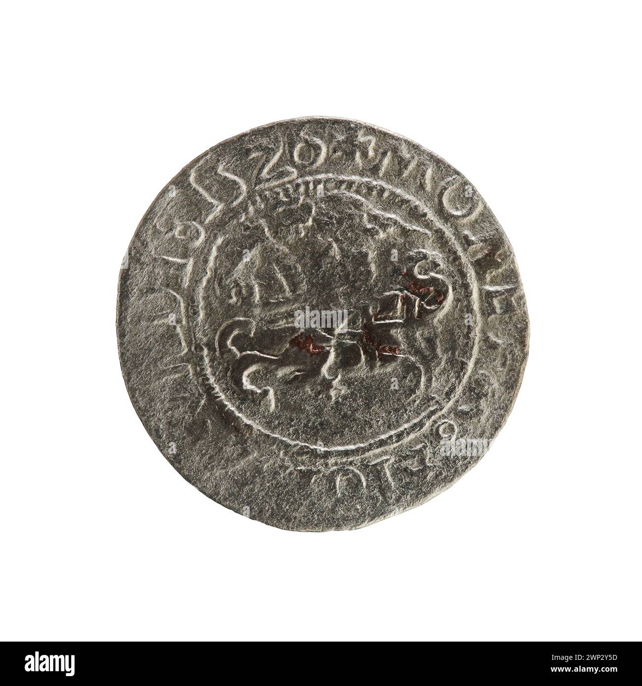 Dieser litauische Pfennig wurde 1526 während der Regierungszeit von König Sigismund I. dem Alten Polen geprägt. Die Münze zeigt den Namen und Titel des Königs sowie das Jahr der Prägung. Es ist Teil der frühen Münzserie, die während seiner Herrschaft ausgegeben wurde. Stockfoto